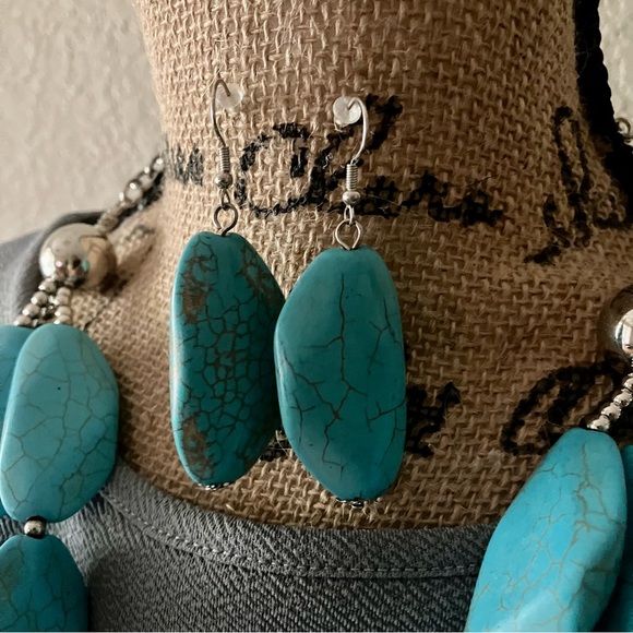 Chunky turquoise necklace and earring set - Picture 5 of 6